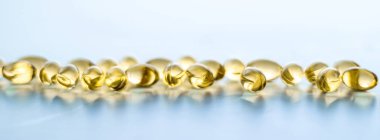Sağlıklı beslenme için D vitamini ve Omega 3 hapları.