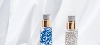 Cilt serumu ve makyaj jeli şişesi, nemlendirici lokasyon.