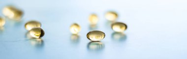 Sağlıklı beslenme için D vitamini ve Omega 3 hapları.