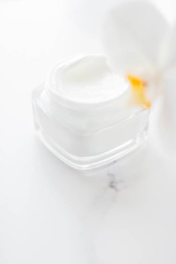 Yüz kremi kavanozu ve orkide çiçeği, nemlendirici cilt 