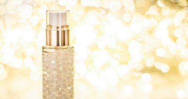 Tatil makyaj jeli, serum emülsiyonu, losyon şişesi ve altın.