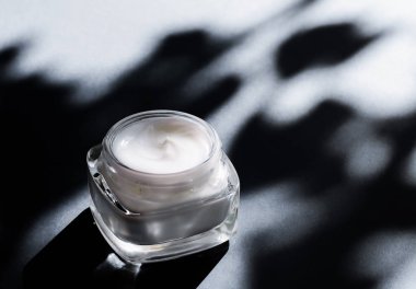 Hassas cilt için güzellik kremi, nemlendirici lüks kaplıca kooperatifi.