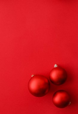 Kırmızı flatlay zemin, lüks kış tatili noel baubles