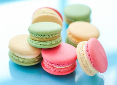 Mavi arka planda Fransız kurabiyeleri, Paris 'in şık cafe tatlıları.,