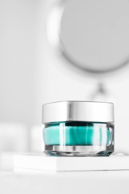 Hassas cilt için güzellik kremi, lüks kaplıca.