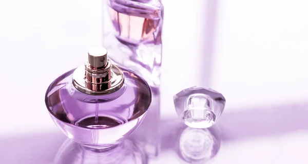 Frasco de perfume roxo em fundo brilhante, aroma floral doce , — Fotografia de Stock