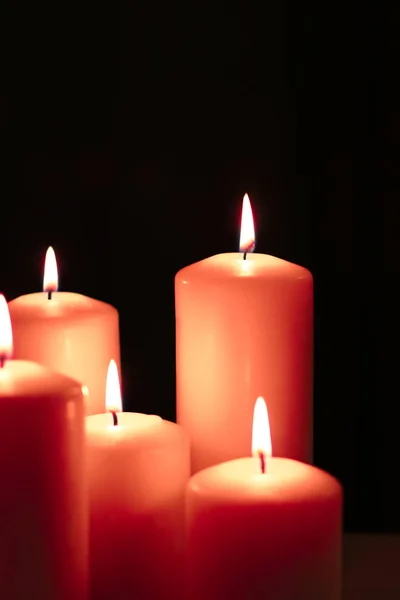 Aromatische orangefarbene Kerzen in der Nacht, Weihnachten, Neujahr — Stockfoto