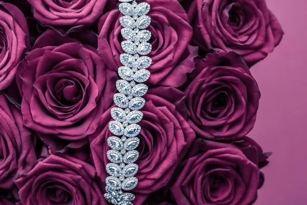 Luksusowa bransoletka biżuteria diament i różowe róże kwiaty, miłość GIF — Zdjęcie stockowe