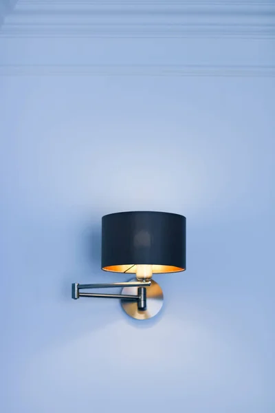 Χρυσή λάμπα σε ένα δωμάτιο, κομψό σύγχρονο φωτισμό διακόσμηση σπιτιού — Φωτογραφία Αρχείου