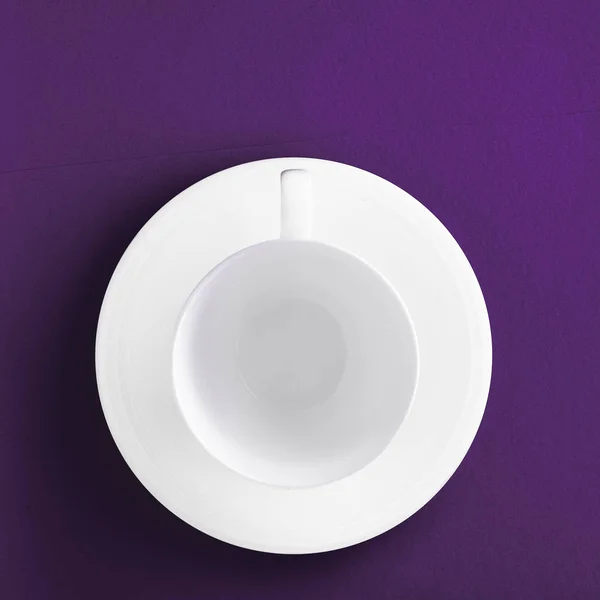 Ensemble de vaisselle en vaisselle blanche, tasse vide sur backgr flatlay violet — Photo