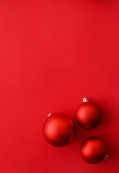 Bola de Navidad sobre fondo plano rojo, vacaciones de invierno de lujo — Foto de Stock