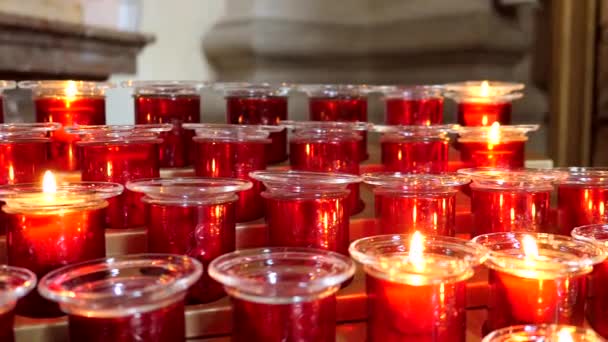 Velas en una iglesia católica, fe y esperanza — Vídeos de Stock