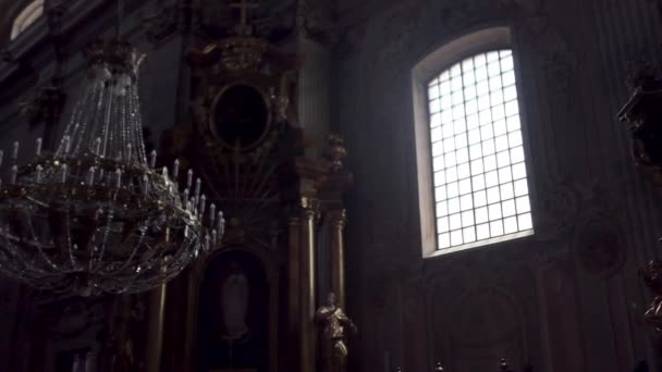 Interior da Igreja de St. Annes em Varsóvia, Polônia, a fé católica — Vídeo de Stock