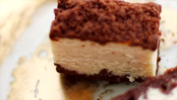 Klassieke cheesecake met chocolade op een gouden bord, europese keuken dessert — Stockvideo