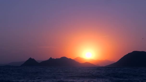 Puesta de sol de verano en la costa del mar Mediterráneo, paisajes marinos y vistas a la montaña — Vídeo de stock