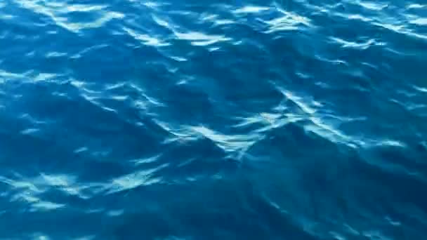 Oceaan water oppervlakte textuur, stromende golven en zomer vakantie achtergrond — Stockvideo