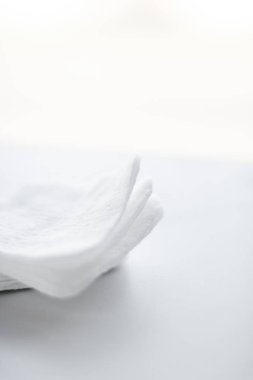 Mermer arka plan, kozmetik ve makyaj malzemelerinde organik pamuk pedleri 