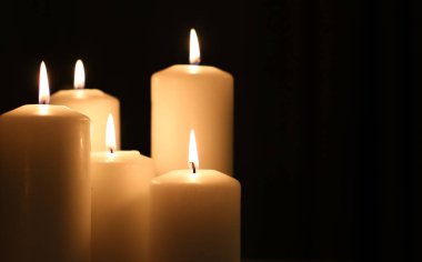Aromatik vanilya sarısı mumlar gece, Noel, Yeni Yıl