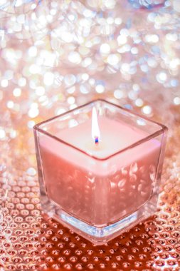 Noel 'de mercan aromalı mum ve yeni yıl ışıltısı geri tepti