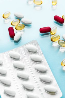Beslenme için haplar ve kapsüller, yaşlanmayı önleyen güzellik takviyesi.
