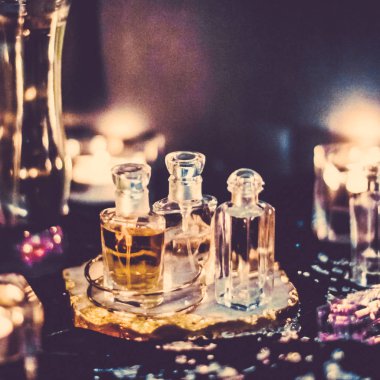 Parfüm şişeleri ve gece kaliteli koku, aroma kokusu, fra