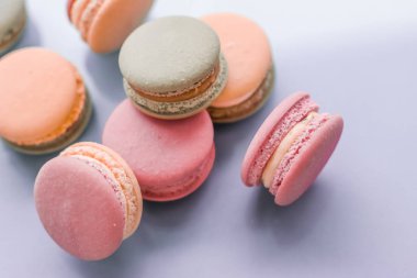 Mavi arka planda Fransız kurabiyeleri, Paris 'in şık cafe tatlıları.,