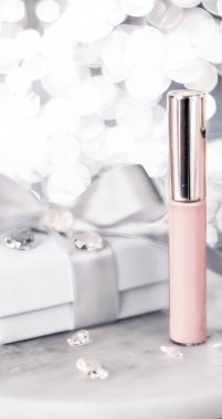 Makyaj malzemesi, kapatıcı ve beyaz hediye kutusu.