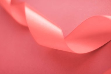 Mercan zemin üzerinde soyut kıvrımlı ipek kurdele, özel lüks.