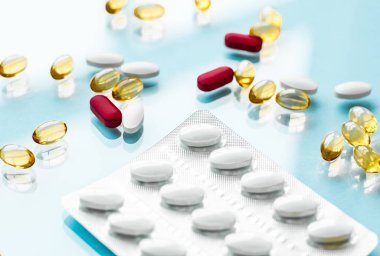 Beslenme için haplar ve kapsüller, yaşlanmayı önleyen güzellik takviyesi.