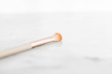 Mermer sırtlı temel yüz hatları için makyaj fırçası