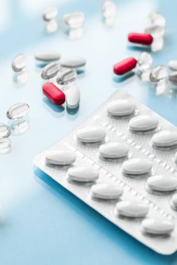 Beslenme için haplar ve kapsüller, yaşlanmayı önleyen güzellik takviyesi.