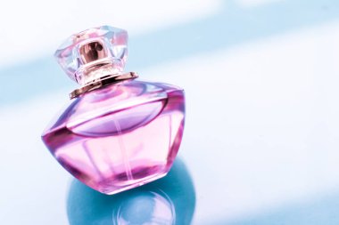 Parlak arka planda pembe parfüm şişesi, tatlı çiçek kokusu, gl