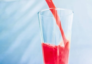 Bardakta meyve suyu, diyet için chia ile vejetaryen smoothie.