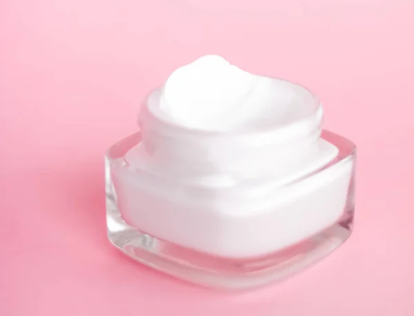 Frasco hidratante de creme facial em fundo rosa, pele hidratante — Fotografia de Stock