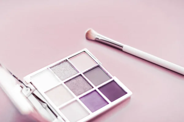 Paleta de sombra e pincel de maquiagem no fundo rosa blush, ey — Fotografia de Stock