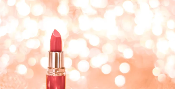 Lápiz labial de coral en oro rosa Navidad, Año Nuevo y San Valentín — Foto de Stock