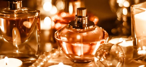 Perfume bottle and vintage fragrance on glamour vanity table at — Stock Photo, Image