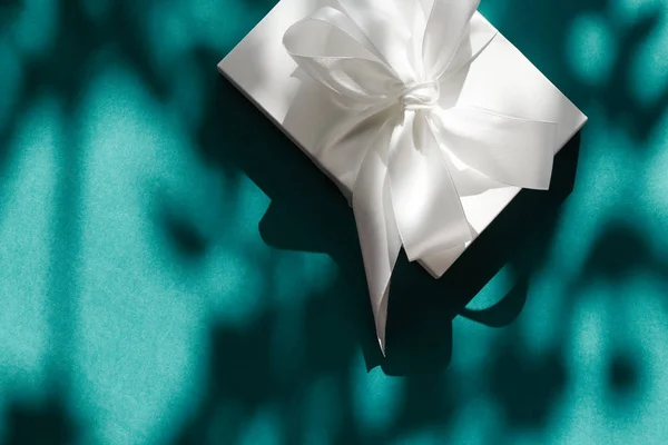 Роскошный праздник белый подарочная коробка с шелковой лентой и лук на изумрудный — стоковое фото