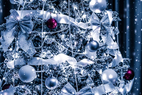 Decorazioni dell'albero di Natale, bagattelle, archi e ghirlande come festiv — Foto Stock