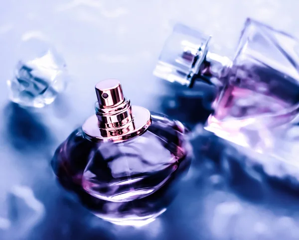 Butelka perfum pod purpurową wodą, świeży morski przybrzeżny zapach jako gl — Zdjęcie stockowe