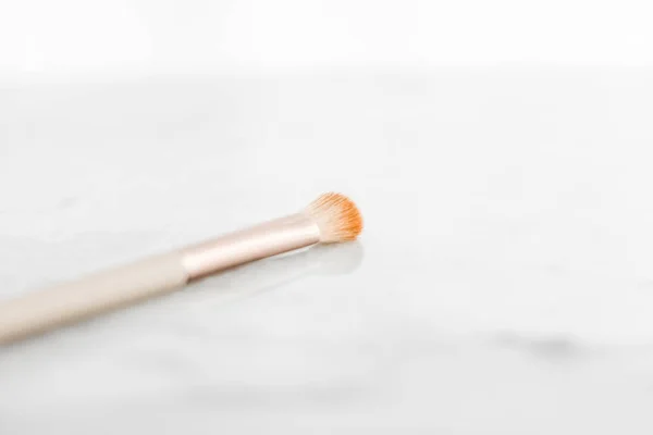 Make-up-Pinsel für Foundation-Sockel Gesichtskonturierung auf Marmorrücken — Stockfoto