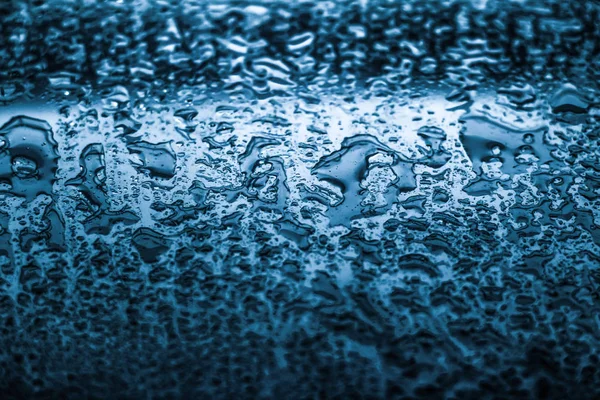 Textura de agua fondo abstracto, gotas de agua sobre vidrio azul como s — Foto de Stock