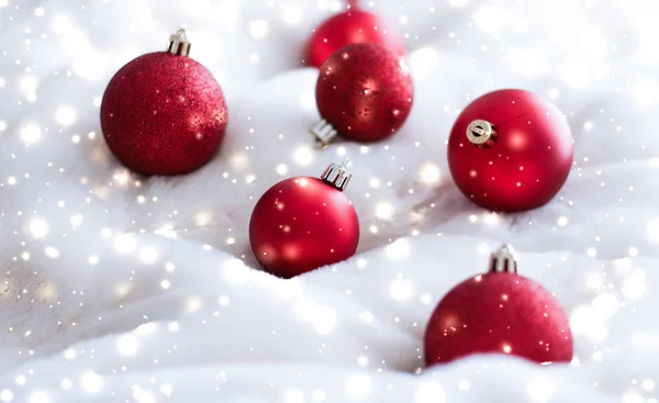 Rote Christbaumkugeln auf flauschigem Fell mit Schneeglitzern, Luxus — Stockfoto