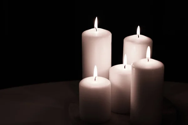 Aromatické bílé jasmínové svíčky nastavit v noci, Vánoce, Nový rok — Stock fotografie