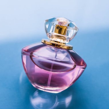 Parlak arka planda pembe parfüm şişesi, tatlı çiçek kokusu, gl