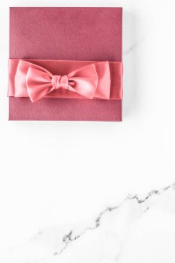 Mercan hediye kutusu mermer arka planda ipek yay, kız bebek sho