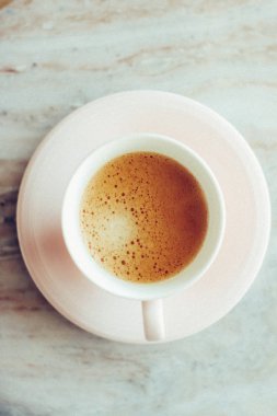 Sabah sütlü kahve fincanı mermer taşlı düz, sıcak içecek