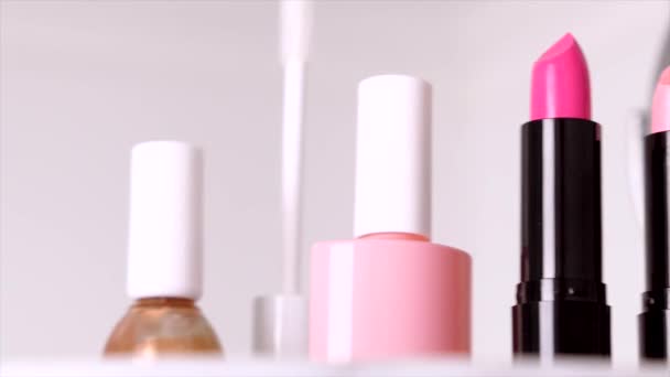 Kosmetik, produk makeup pada berpakaian meja kesombongan, lipstik, sikat, maskara, nailpolish dan bubuk untuk keindahan mewah dan desain iklan merek — Stok Video