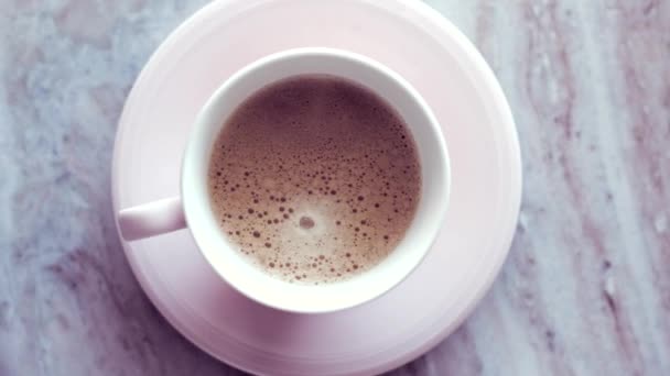 Tasse à café du matin avec du lait sur marbre pierre plat laïc, boisson chaude sur plateau de table, vidéographie alimentaire vue du dessus et inspiration de la recette pour la cuisson vlog — Video