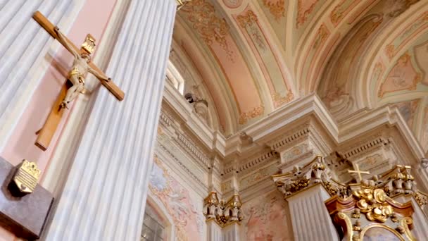 Interieur van de kerk St. Annes in Warschau, Polen, het katholieke geloof — Stockvideo